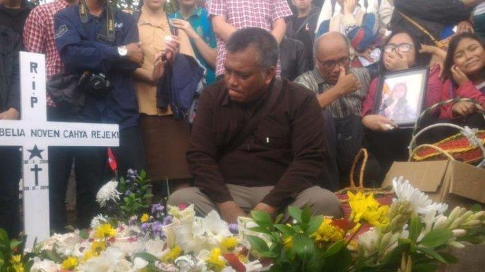 Orangtua Andriana Yubelia Noven Cahya (18) meratapi makam anaknya di TPU Cimuncang, Kota Bandung, Kamis (10/1/2019). sosok Noven alias Adriana Yubelia Noven merupakan siswi SMK Baranangsiang Kota Bogor, tewas ditusuk pria misterius pada 2019, kasunya belum terungkap