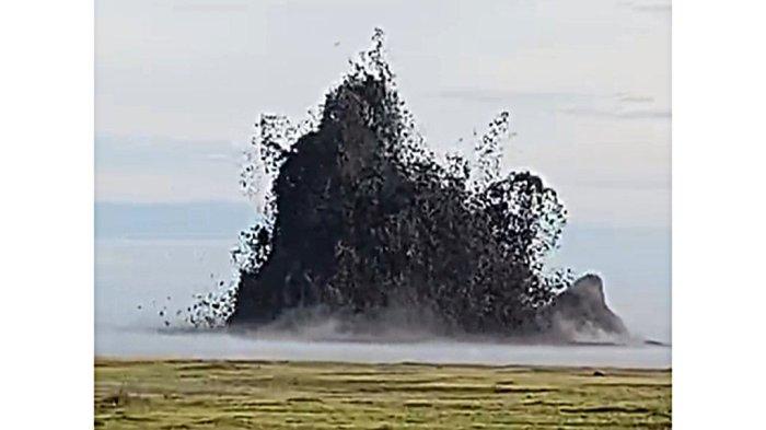 Kawah Oro-oro Kesongo di Blora kembali meletus, semburkan lumpur setinggi 20 meter dan gas beracun. Warga diminta waspada potensi letusan susulan.