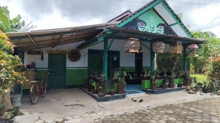 Suasana rumah orang tua Oshima Yukari yang menjadi korban kebakaran Glodok Plaza Jakarta di Desa Wonosari Kecamatan Patebon Kabupaten Kendal  nampak sepi, Sabtu (18/1/2025).