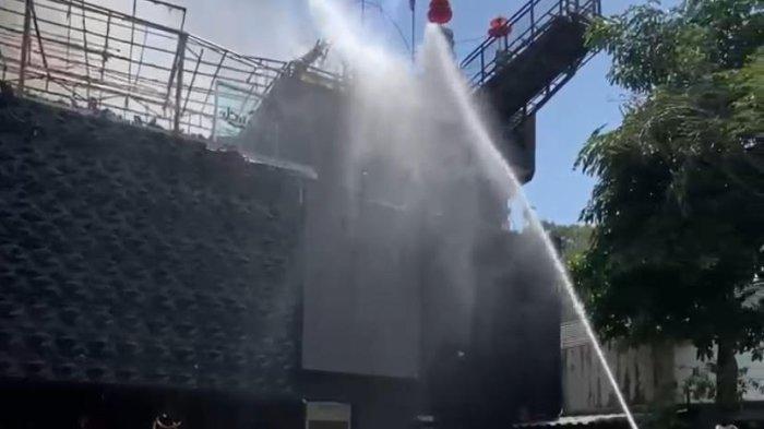 PADAMKAN API - Detik-detik petugas memadamkan api saat kebakaran melanda Over_O Bar and Kitchen, Jalan Diponegoro, Genuk, Ungaran Barat, Kabupaten Semarang pada Rabu (30/10/2024) siang.