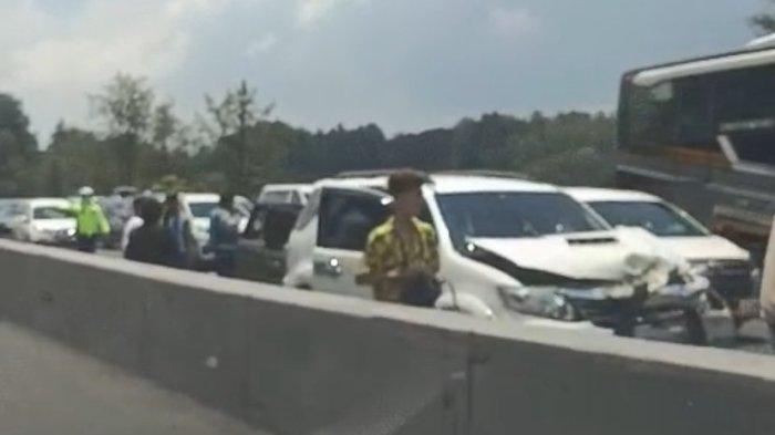 PADAT MERAYAP - Arus lalu lintas di Tol Semarang-Solo KM451+500 arah Kota Semarang padat merayap, Rabu (2/4/2025) sore. Hal itu terjadi karena adanya kecelakaan beruntun yang melibatkan lima mobil.