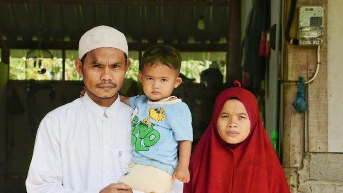 Pengasuh Yayasan Panti Asuhan Rohimah Ummah, Adib Mustofa Kamal, bersama istri, Ainur Rofiah, dan salah satu anaknya.