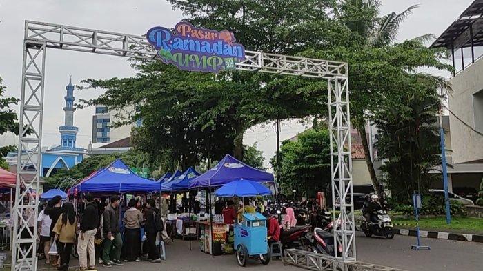 PASAR RAMADAN- Suasana pintu masuk Pasar Ramadan UMP 2025,  Jalan KH Ahmad Dahlan, Dukuhwaluh Kembaran, Banyumas, Sabtu (22/3/2025). Even ini terselenggara berkat kerja sama UMP dengan PT Pegadaian dengan tajuk Festival Ramadan