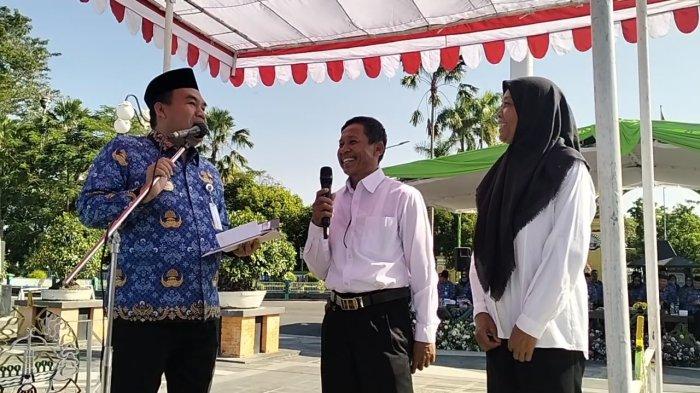 PELANTIKAN PPPK - Suyanto (tengah) dan Karni (kanan) saat naik ke atas panggung berbincang dengan Bupati Blora Arief Rohman, saat pelantikan PPPK di Alun-alun Blora, Selasa (29/4/2025).