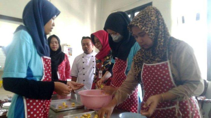 PELATIHAN KETERAMPILAN - Sejumlah peserta mengikuti pelatihan keterampilan kerja yang diselenggarakan Pemerintah Kabupaten Kudus menggunakan anggaran DBHCHT, baru-baru ini. (TRIBUNJATENG/SAIFUL MA'SUM)