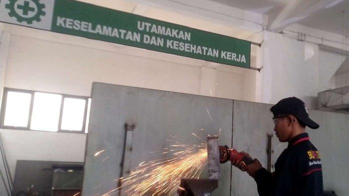 PELATIHAN KETERAMPILAN - Sejumlah peserta mengikuti pelatihan keterampilan kerja yang diselenggarakan Pemerintah Kabupaten Kudus menggunakan anggaran DBHCHT, baru-baru ini. (TRIBUNJATENG/SAIFUL MA'SUM)
