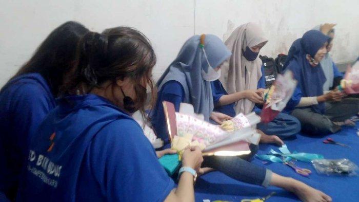 PELATIHAN KETERAMPILAN - Sejumlah peserta mengikuti pelatihan keterampilan kerja yang diselenggarakan Pemerintah Kabupaten Kudus menggunakan anggaran DBHCHT, baru-baru ini. (TRIBUNJATENG/SAIFUL MA'SUM)