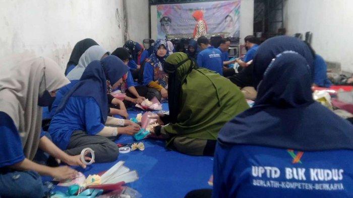 PELATIHAN KETERAMPILAN - Sejumlah peserta mengikuti pelatihan keterampilan kerja yang diselenggarakan Pemerintah Kabupaten Kudus menggunakan anggaran DBHCHT, baru-baru ini. (TRIBUNJATENG/SAIFUL MA'SUM)