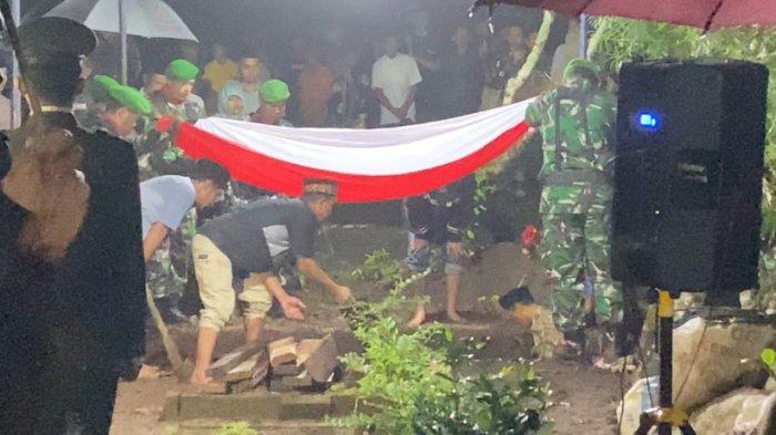 PEMAKAMAN - Suasana pemakaman jenazah Kopda Eri Dwi Priambodo di TPU Banjarsari, Desa Kebumen, Kecamatan Pringsurat, Kabupaten Temanggung, Selasa (13/5/2025) malam. Prosesi pemakaman dilaksanakan secara militer dan penghormatan melalui tembakan salvo.