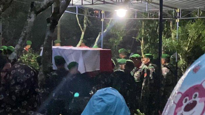 PEMAKAMAN - Suasana pemakaman jenazah Kopda Eri Dwi Priambodo di TPU Banjarsari, Desa Kebumen, Kecamatan Pringsurat, Kabupaten Temanggung, Selasa (13/5/2025) malam. Prosesi pemakaman dilaksanakan secara militer dan penghormatan melalui tembakan salvo.