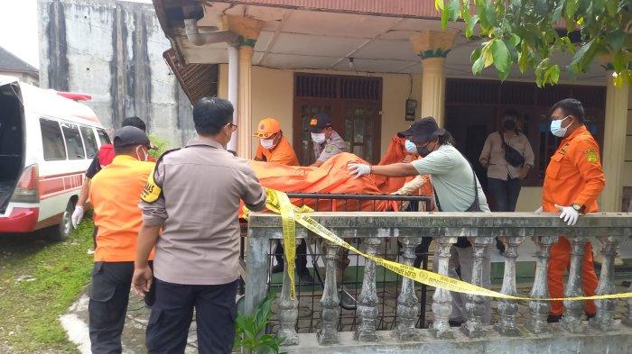 PENEMUAN MAYAT - Proses evakuasi jenazah Sunarto yang meninggal di rumahnya, Kamis (8/5/2025). 