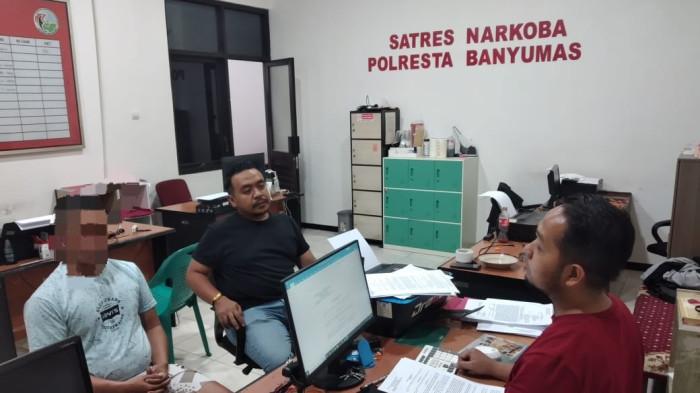 PENGEDAR SABU - Petugas Satuan Reserse Narkoba (Satresnarkoba) Polresta Banyumas saat memeriksa seorang pria berinisial AD (38), warga Kecamatan Karangmoncol, Kabupaten Purbalingga karena sebagai pengedar sabu, Rabu (16/7/2025). Total barang bukti yang berhasil diamankan sebanyak 143,59 gram sabu.