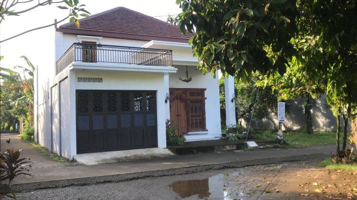 PENGGEREBEGAN - Suasana kondisi rumah Ali Muhtarom yang berada di Desa Pelemkerep, Kecamatan Mayong, Kabupaten Jepara.