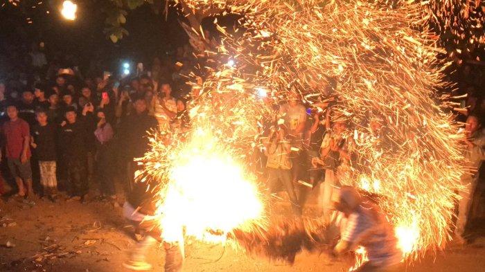 40 Pemain Obor Antusias Mainkan Perang Obor 2024 - Tribunjateng.com