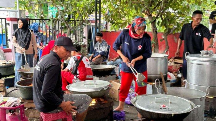 PMI Demak beserta relawan dari berbagai kalangan dan Mahasiswa USM di lokasi dapur umum