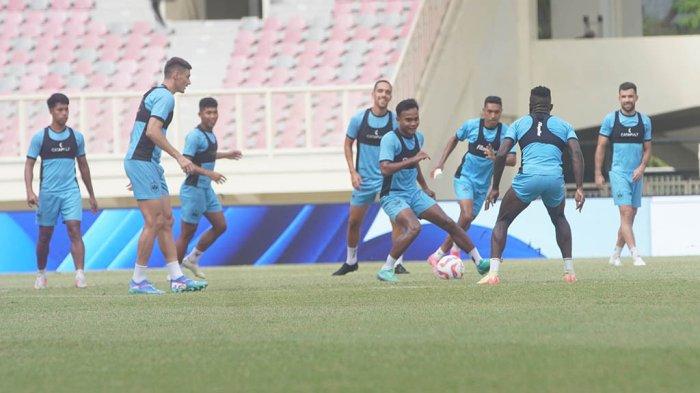 Para pemain PSIS Semarang jalani sesi official training sehari jelang pertandingan kontra PSBS Biak di Stadion Lukas Enembe Jayapura, Sabtu (25/1/2025).