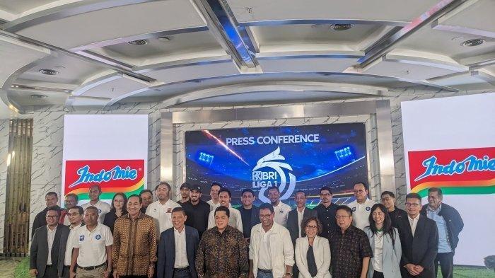 Ketua Umum PSSI Erick Thohir foto bersama di sela-sela Peluncuran BRI Liga 1 2024/25 di Jakarta, Selasa (6/8/2024).