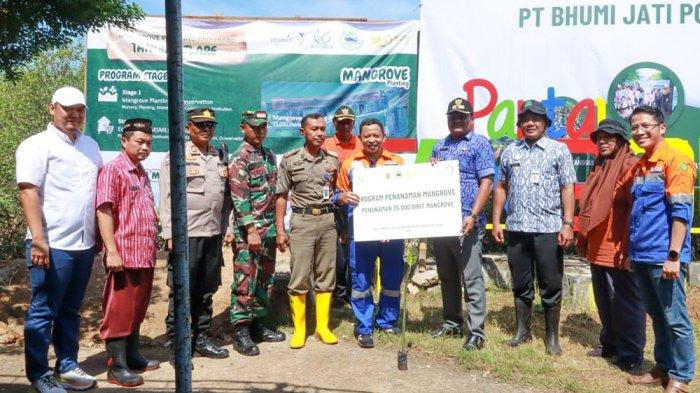 Site Project Manager PT BJP, Hadi Suwasono secara simbolik menyerahkan bibit mangrove ke petinggi desa di pesisir Pantai Tanggultlare, Jepara, 27 Februari 2024.