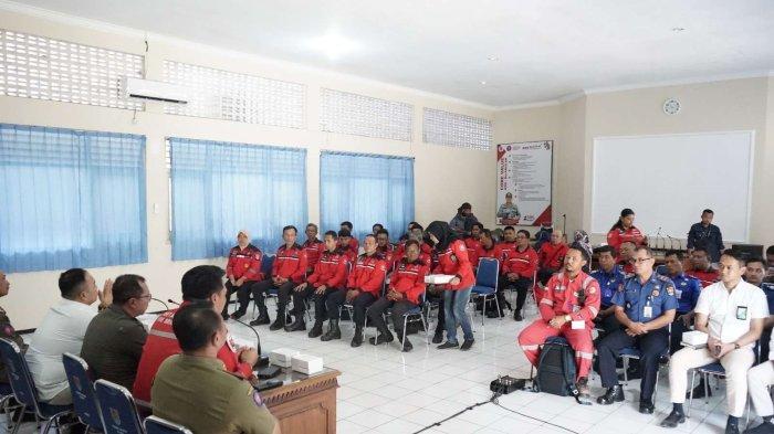 PT Kilang Peramina Internasional (KPI) RU IV Cilacap menyerahkan bantuan Alat Pelindung Diri (APD) bagi Relawan Pemadam Kebakaran (Redkar) Cilacap Senin (4/9/2023).