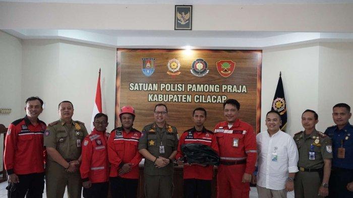 PT Kilang Peramina Internasional (KPI) RU IV Cilacap menyerahkan bantuan Alat Pelindung Diri (APD) bagi Relawan Pemadam Kebakaran (Redkar) Cilacap Senin (4/9/2023).