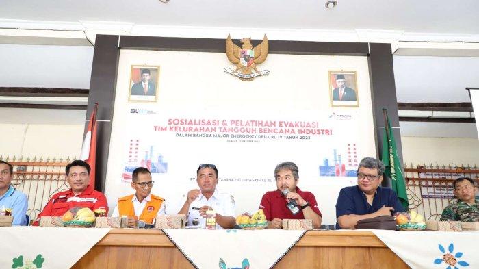 PT Kilang Pertamina Internasional (KPI) RU IV Cilacap memberikan sosialisasi dan pelatihan bagi Kelurahan Tangguh Bencana Industri di aula Kelurahan Lomanis, Jumat (27/10/2023).