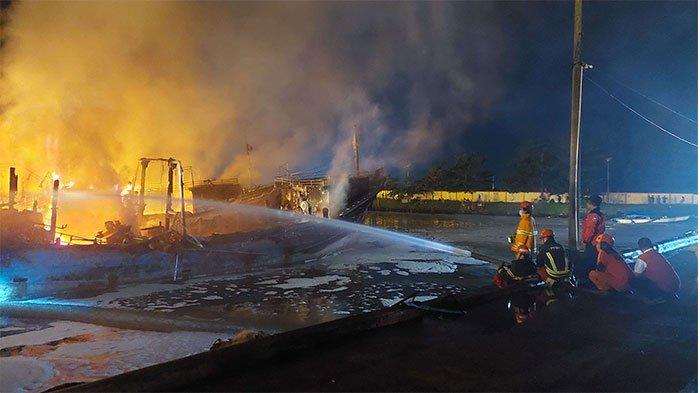 PT Kilang Pertamina Internasional (KPI) RU IV Cilacap menurunkan tim Pertamina Fire Brigade (PFB) lengkap dengan 1 unit amada, pada kebakaran kapal di Pelabuhan Perikanan Samudera Cilacap (PPSC), Kamis malam (25/4/2024).