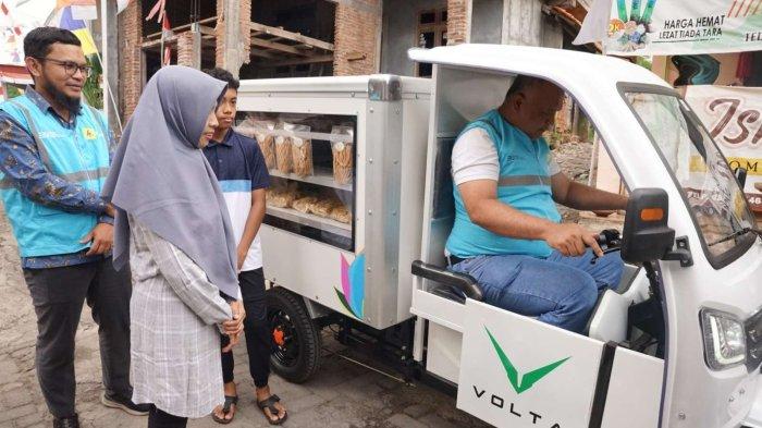 PT PLN (Persero) melalui program PLN Peduli hadir berikan bantuan modal usaha berupa motor listrik dan peralatan produksi yang menggunakan listrik kepada pelaku UMKM 
