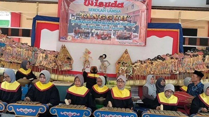 Potret Kusnan sedang mementaskan pagelaran wayang kulit dengan lakon Wahyu Dodot Limar Kinanthi yang bermakna ketenteraman hidup, dalam prosesi wisuda Sekolah Lansia Batang. 