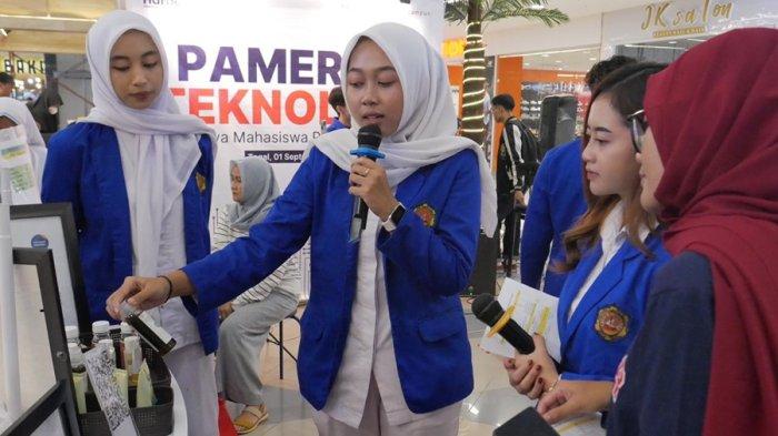 Mahasiswa menggelar Pameran Teknologi Mahasiswa Poltek Harber di Zamrud Hall Lantai UG Rita Supermall Tegal, Minggu (1/9/2024).