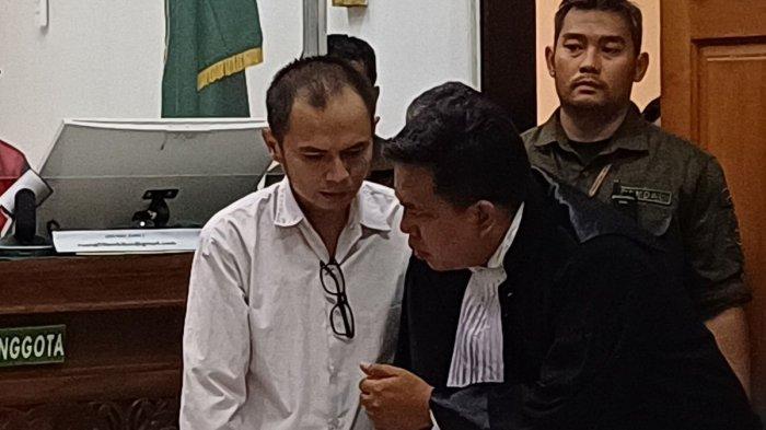 Panca Darmansyah (41), ayah yang bunuh empat anak di Jagakarsa, Jakarta Selatan, saat menjalani sidang perdana di Pengadilan Negeri Jakarta Selatan, Rabu (29/5/2024).