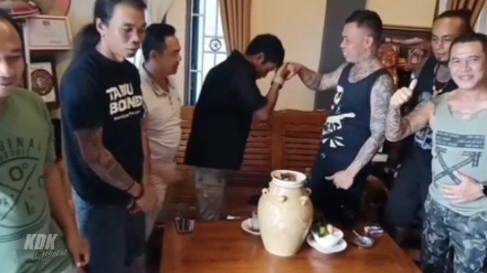 Panglima Pajaji cium tangan Panglima Jilah