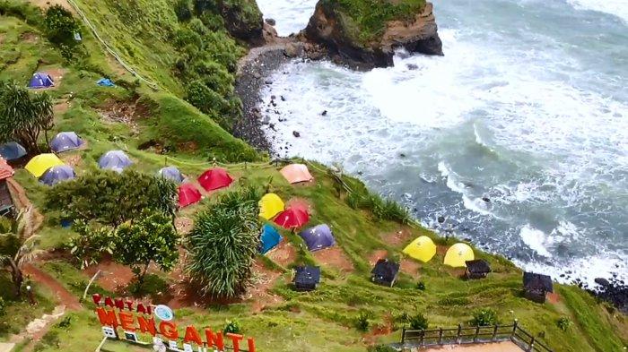 Panorama alam di Pantai Menganti Kebumen dengan perbukitan kapur yang mengelilingi pantai, Sabtu (7/12/2024)