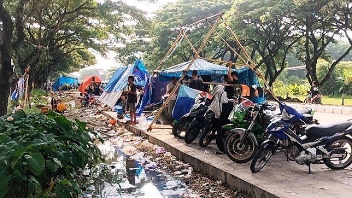 Para Korban Banjir Manfaatkan Jalan Pantura Demak-Kudus Untuk Mengungsi Dengan Membangun Tenda-tenda Di pinggiran Jalan.