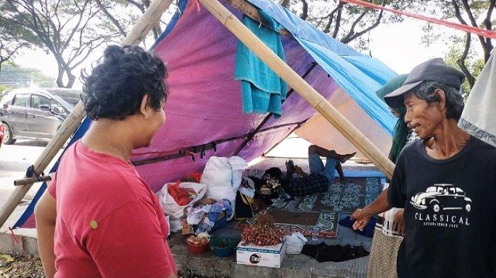 Para Korban Banjir Manfaatkan Jalan Pantura Demak-Kudus Untuk Mengungsi Dengan Membangun Tenda-tenda Di pinggiran Jalan.