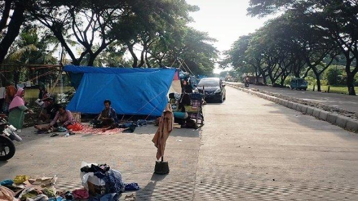 Para Korban Banjir Manfaatkan Jalan Pantura Demak-Kudus Untuk Mengungsi Dengan Membangun Tenda-tenda Di pinggiran Jalan.