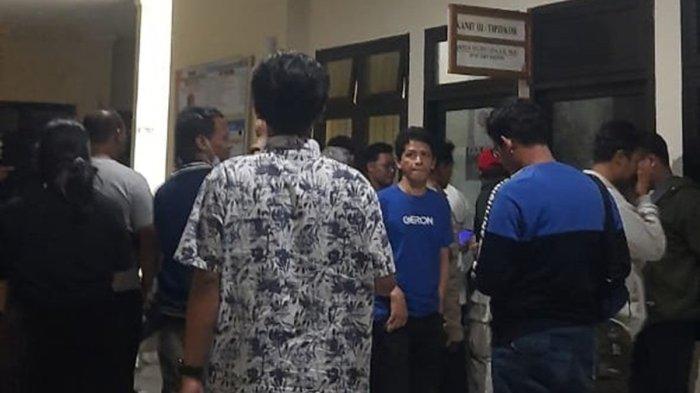 Para korban membawa pelaku ke Kantor Satreskrim Polres Karanganyar pada Senin (2/9/2024) malam.