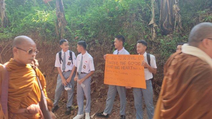 Para pelajar SMK N 11 Semarang ikut melepas perjalanan sebanyak 43 Bhikkhu Thudong dari Wihara Sima 2500 Buddha Jayanti Bukit Kasap, Pudakpayung, Banyumanik, Kamis (16/5/2024).