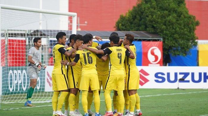 Para pemain timnas Malaysia merayakan selebrasi usai menjebol gawang Kamboja di Piala AFF 2020.