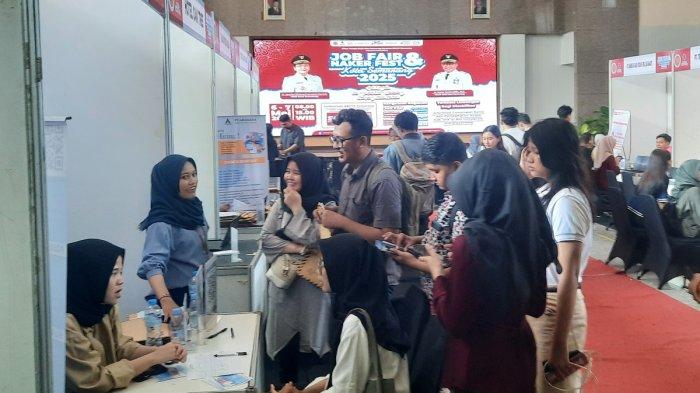 LAMAR KERJA - Para pencari kerja sedang menumpuk berkas lamaran di sebuah stand pada Jobfair Naker Fest Kota Semarang 2025 di Auditorium Balai Besar Pelatihan Vokasi dan Produktivitas (BBPVP) Semarang, Selasa (6/5/2025).