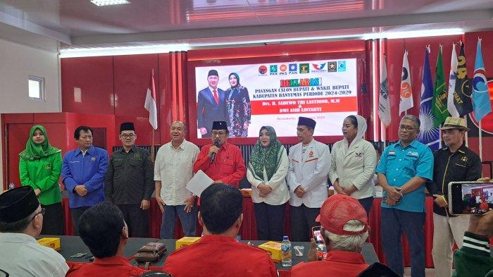 Pasangan Sadewo Tri Lastiono dan Dwi Asih Lintarti saat resmi dideklarasikan sebagai Calon Bupati (Cabup) dan Calon Wakil Bupati (Cawabup) dari Koalisi Banyumas Bersatu (KBB), Selasa (27/8/2024) di kantor DPC PDIP Banyumas.