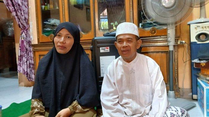 CALON JAMAAH HAJI - Pasangan suami istri, Sugihartono (kanan) dan Mulyasih, pedagang ketoprak saat ditemui di rumahnya di RT 04 RW 06 Kelurahan Pekauman, Kecamatan Tegal Barat, Kota Tegal, Kamis (24/4/2025). Mereka tahun ini berangkat ibadah haji ke Tanah Suci Mekkah.