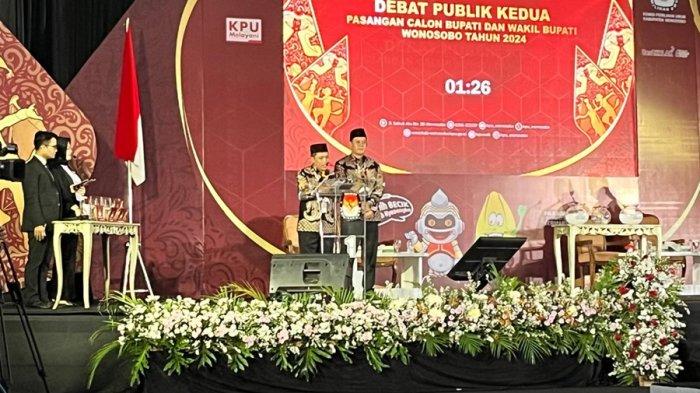 Paslon nomor urut 1 Afif-Husein pada debat kedua pasangan calon Bupati dan Wakil Bupati Wonosobo 2024 yang digelar KPU di Gedung Adipura Kencana Wonosobo, Jumat (15/11/2024) malam.