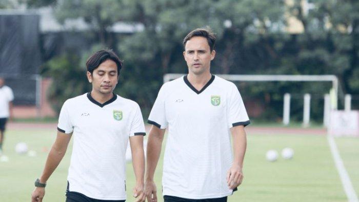 Paul Munster pelatih Persebaya Surabaya memimpin latihan tim di Lapangan Thor Surabaya, Jawa Timur, Kamis (4/1/2024).