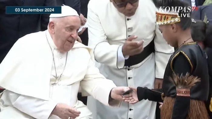 Pemimpin Tertinggi Gereja Katolik dan Kepala Negara Vatikan Paus Fransiskus keluar dari pesawat setibanya di Bandara Soekarno Hatta, Tangerang, Selasa (3/9/2024).