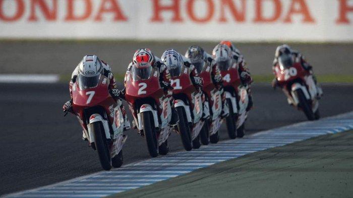Pebalap binaan PT Astra Honda Racing, Veda Ega Pratama (7), Reykat Yusuf Fadilah (15), dan Chessy Meilandri (5), berupaya mengibarkan Bendera Merah Putih di podium Sirkuit Mandalika dalam ajang Idemitsu Asia Talent Cup 2023 seri ke-3.