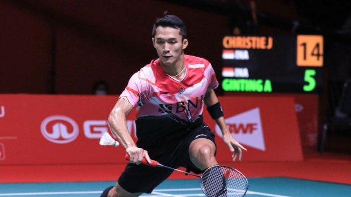 Pebulu tangkis tunggal putra Jonatan Christie saat melawan Anthony Sinisuka Ginting pada laga pertama fase Grup B BWF World Tour Finals 2022 di Nimibutr Arena, Bangkok, Thailand, Rabu (7/12/2022). Lnk live streaming BWF World Tour Finals 2022