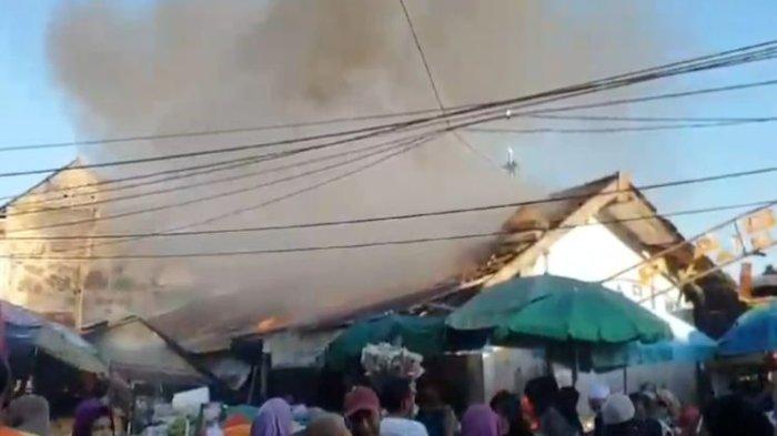 Pedagang Pasar Waru, Kecamatan Waru, Kabupaten Pamekasan, Jawa Timur lari berhamburan karena kebakaran melanda salah satu kios pada Sabtu (30/3/2024).
