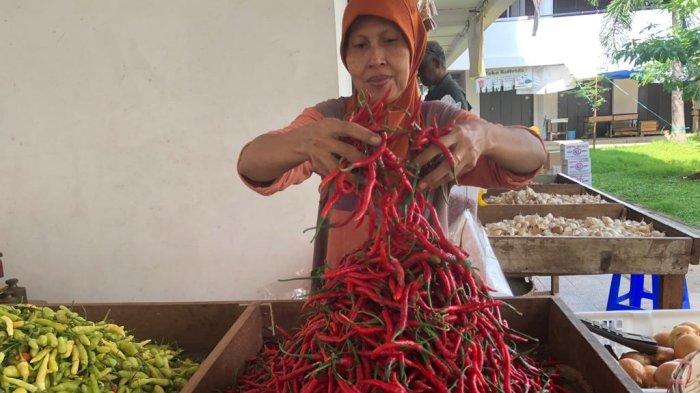 Pedagang di Pasar Johar Semarang tampak sedang menunjukkan cabai dagangannya.