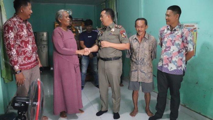 Kepala Satpol PP Kota Pekanbaru, Zulfahmi Adrian mengunjungi nenek Mardiana yang viral akibat ulah oknum Satpol PP meminta sejumlah uang kepadanya