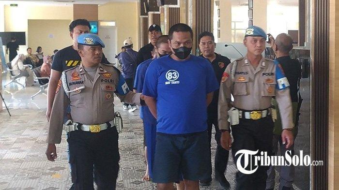 Pelaku kasus pencurian mobil milik seorang pemandu karaoke di Mapolresta Solo, Senin (25/9/2023).